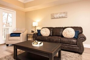 Smart TV, fireplace, DVD player - Above It All - Cozy Comfy, Balcony w/Wooded Mtn View 1br/1ba 3 Min. to Town! (Pigeon Forge)