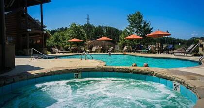 Above It All - Cozy Comfy, Balcony w/Wooded Mtn View 1br/1ba 3 Min. to Town!