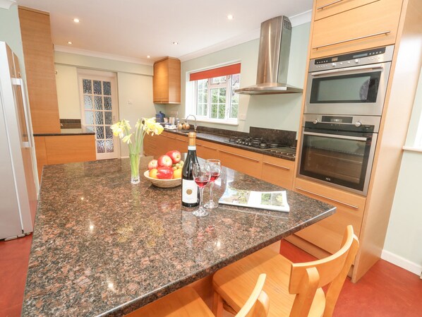 Fridge, dishwasher, electric kettle, toaster - Glyde House (Dorchester)