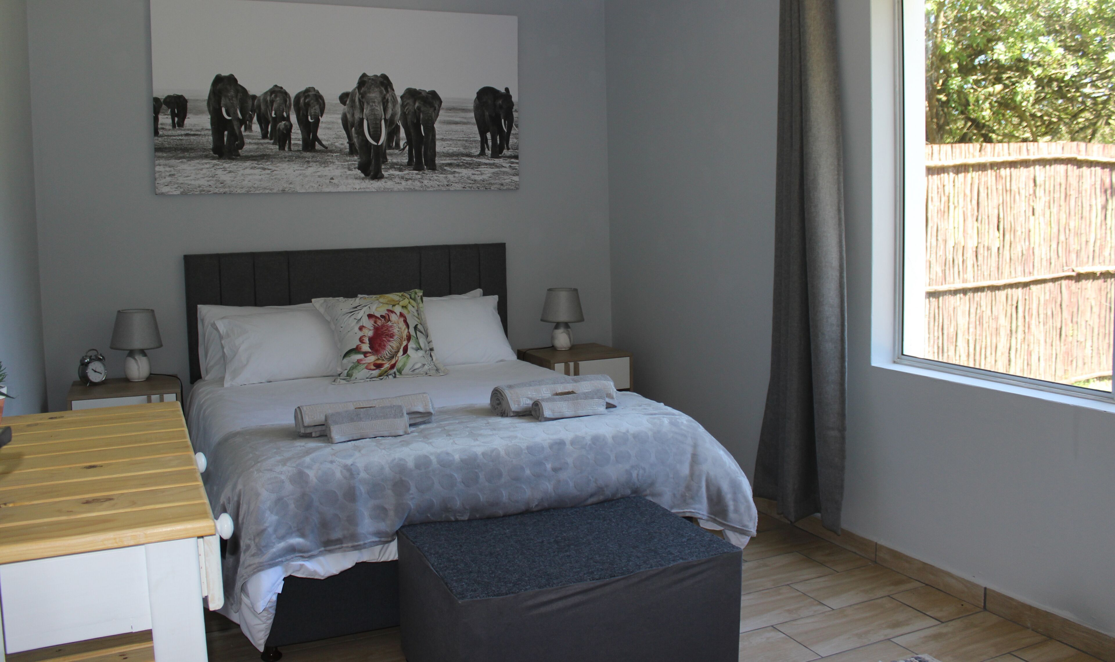 2 室のベッドルーム、デスク、アイロン / アイロン台、旅行用ベビーベッド