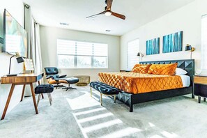 4 quartos, escrivaninha, ferros/tábuas de passar roupa, berço de viagem