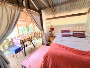 1 habitación, decoración personalizada y muebles diferentes 