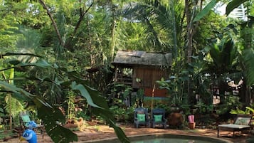 Piscina externa, guarda-sóis, espreguiçadeiras