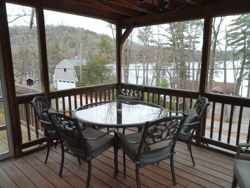 Charming 2-bedroom cottage  in New Durham with private water access with dock