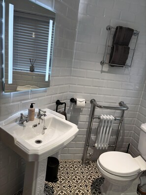 Een douche, een haardroger, handdoeken, zeep