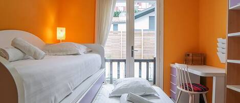 4 bedrooms, desk, iron/ironing board, WiFi