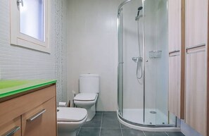 Secadora de cabello, bidet, toallas, jabón