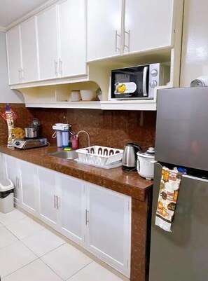 Fridge, microwave, stovetop