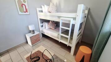 2 habitaciones, tabla de planchar con plancha, cuna de viaje y wifi