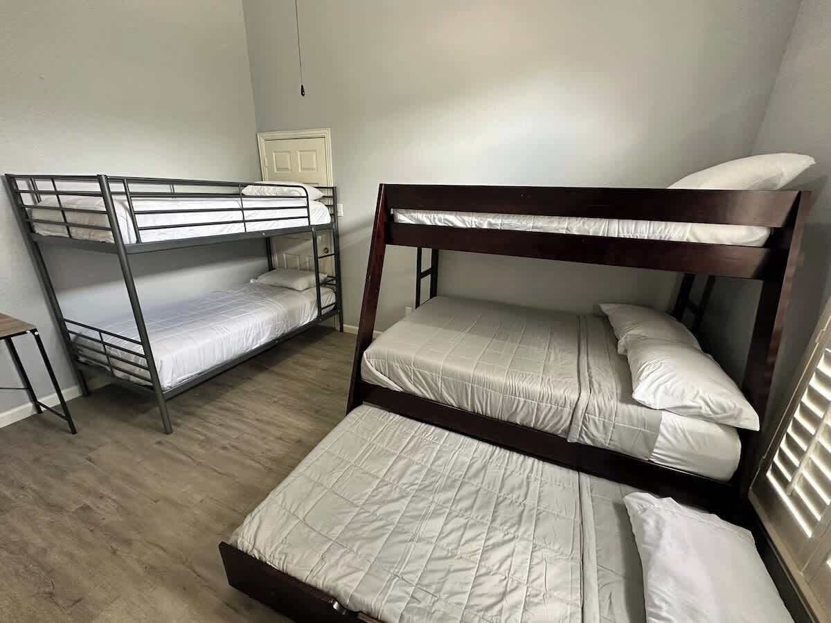 5 slaapkamers, een strijkplank/strijkijzer, reisbedje, gratis wifi