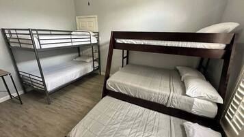 5 slaapkamers, een strijkplank/strijkijzer, reisbedje, gratis wifi