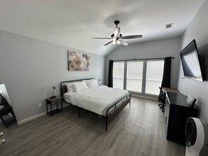 5 slaapkamers, een bureau, een strijkplank/strijkijzer, reisbedje