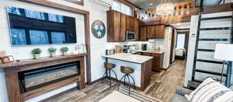 The Honeysuckle House - Tiny House, BIG Living!