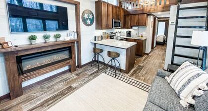 The Honeysuckle House - Tiny House, BIG Living!