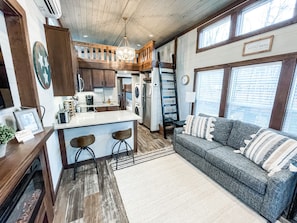 Smart TV, fireplace - The Honeysuckle House - Tiny House, BIG Living! (Tracy City)