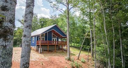 Peaceful/Hot Tub/Firepit/Minutes 2 Deep Creek and Town/Deck w/ Rockers
