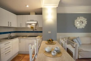 Private kitchen - Tranquil Lantana Resort 1 Bedroom Room Apartment Sleeps 5 (Pula)