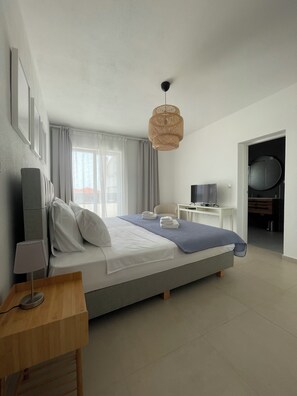 Apartamento, 2 quartos | Cortinas blackout, ferros/tábuas de passar roupa, Wi-Fi de cortesia