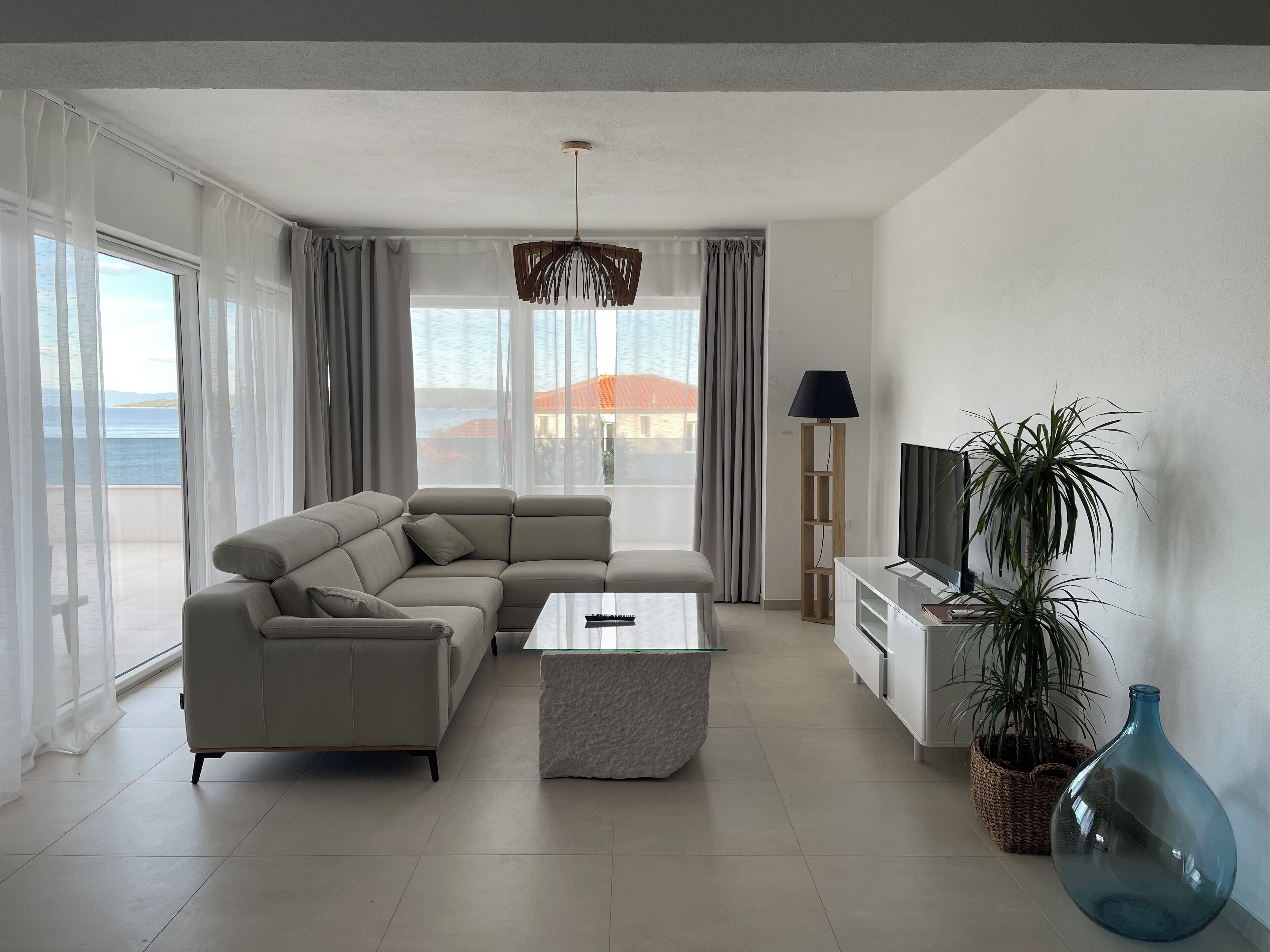 DONJI APT | Living area | 43-inch Smart TV with satellite channels, heated floors