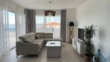 DONJI APT | Living area | 43-inch Smart TV with satellite channels, heated floors