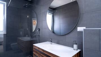 Appartement, 3 slaapkamers | Badkamer | Een douche, een regendouche, een haardroger, vloerverwarming