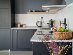 Apartamento, 2 quartos | Cozinha privada | Geladeira grande, fogão, cooktop, lava-louças