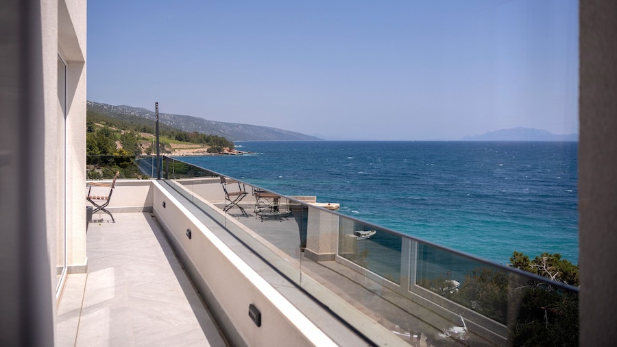 Exclusive Seafront Suites with hot tub