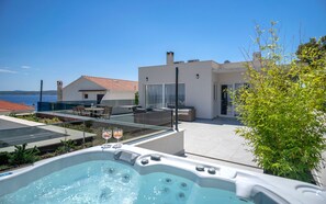 Terrace/patio - Exclusive Seafront Suites with hot tub (Jelsa)