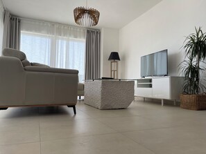 Leilighet, 2 soverom | Oppholdsområde | En 43-tommers smart-TV med Parabol-TV samt oppvarmet gulv