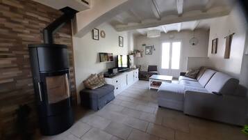 TV, fireplace, table tennis, books