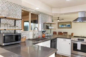 Frigorifero, microonde, forno, piano cottura