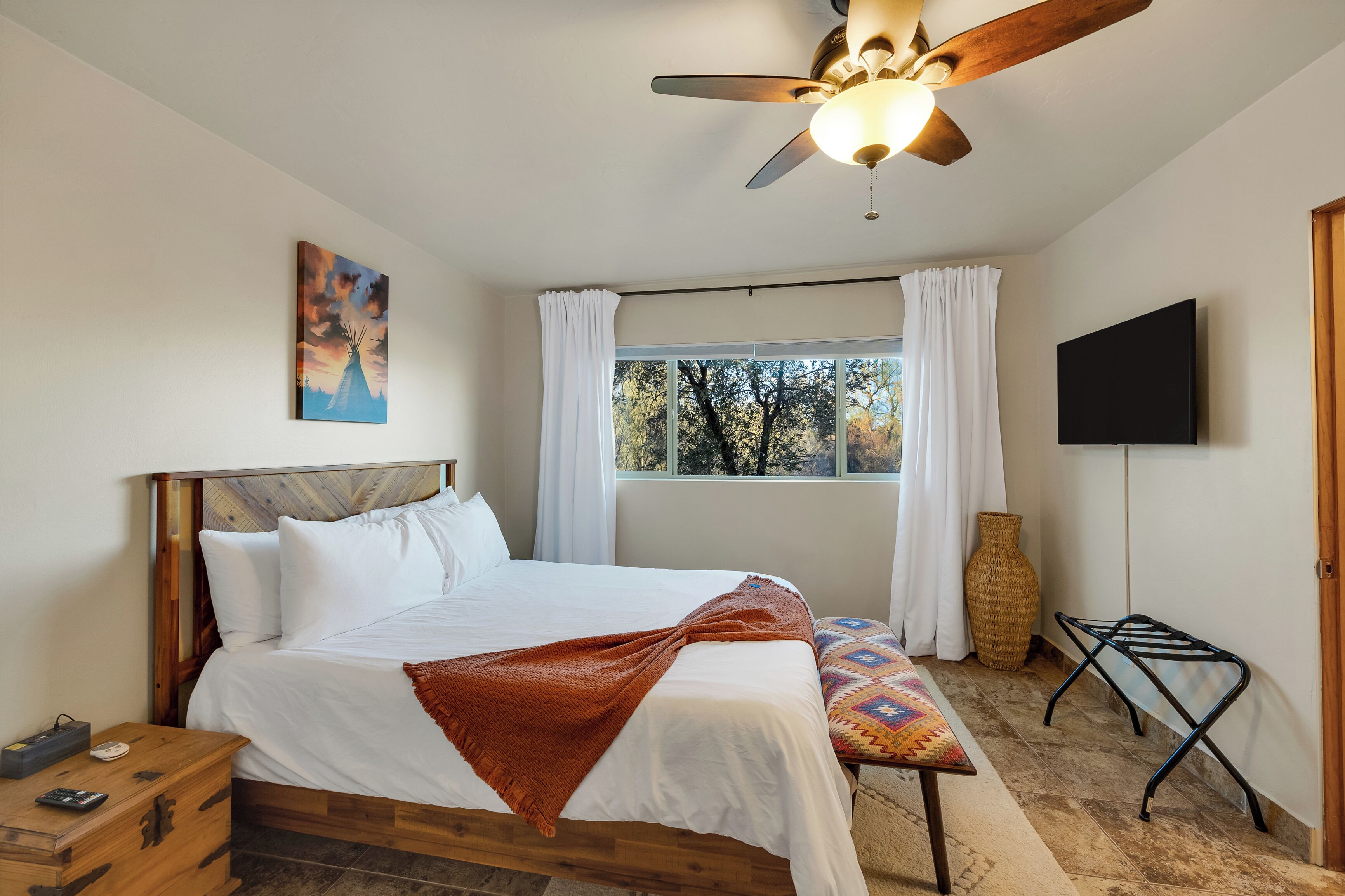 4 chambres, bureau, fer et planche à repasser, lit parapluie