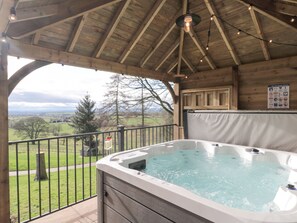 A hot tub in a wooden cabin with a view of the countryside. - Ghyll Crest (Thirsk)