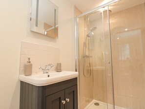 Cottage | Bathroom | Shower, hair dryer - Ghyll Crest (Thirsk)
