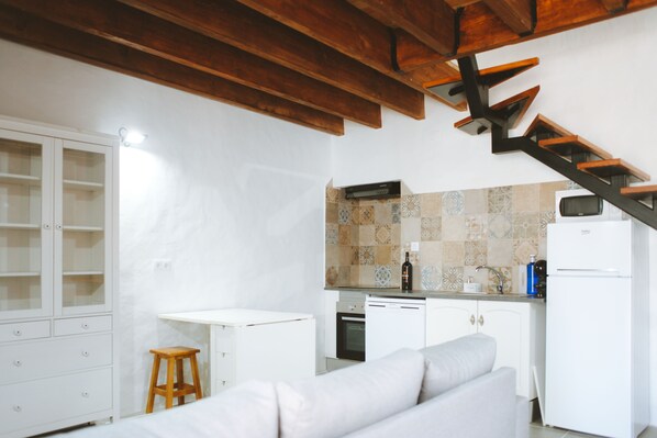 Refrigerador, microondas, cafetera y tetera y tostadora 