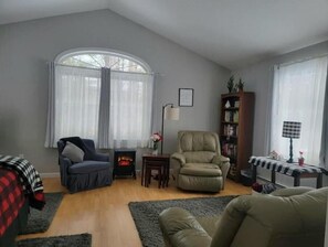 Smart TV, books - Elegant Lodging in the Woods ~ Privacy & Comfort! Your Home Away from Home! (Deering)