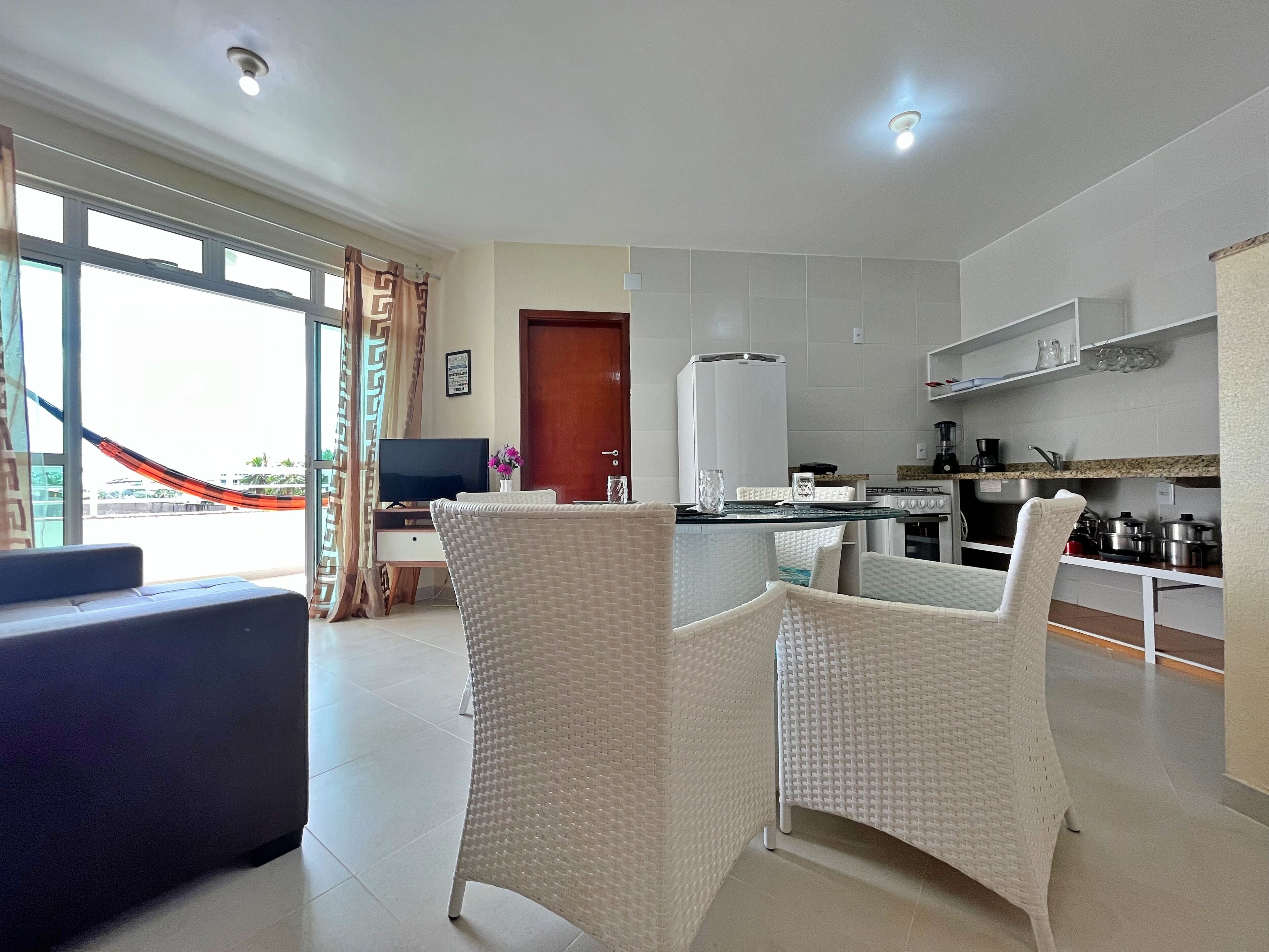 Căn hộ cơ bản | Khu phòng khách | Smart TV 43-inch có truyền hình vệ tinh, Netflix, dịch vụ stream 