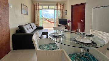 Apartamento básico | Área de estar | Smart TV 43 polegadas com canais via satélite, Netflix
