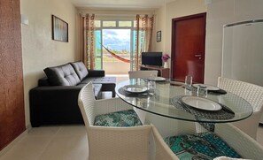 Basic Apartment | Living area | 43-inch Smart TV with satellite channels, Netflix, streaming services - 2 quartos ideal p/famílias - Térreo próx. piscina (Aquiraz)