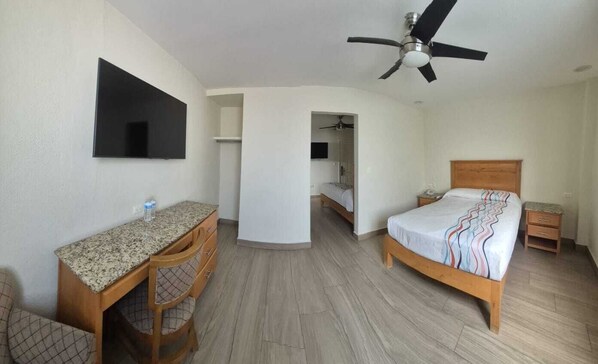 Chambre familiale avec lits jumeaux | Coffre-fort, accès au Wi-Fi (inclus)