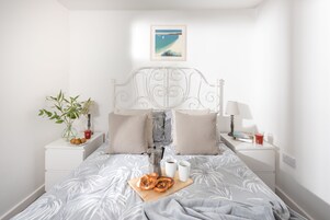 2 dormitorios, decoración individual, mobiliario individual