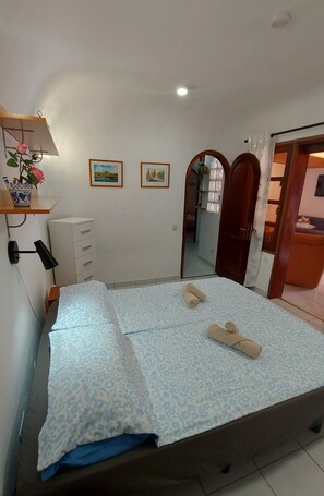 2 Schlafzimmer, Zimmersafe, Schreibtisch, Bügeleisen/Bügelbrett