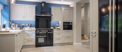 Frigorifero, lavastoviglie, bollitore elettrico, tostapane