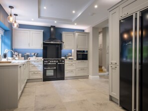 Fridge, dishwasher, electric kettle, toaster - Bridge Howe (Ambleside)