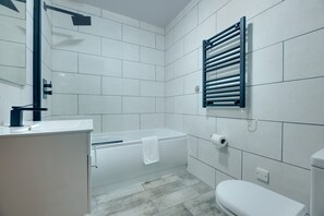 Appartamento City | Bagno | Combinazione doccia/vasca, asciugacapelli, asciugamani, carta igienica