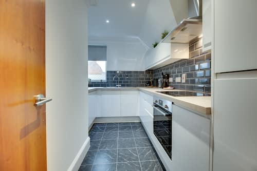 City Apartment | Private kitchen | Full-sized fridge, microwave, oven, stovetop
