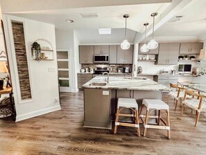 Kylskåp, mikrovågsugn, ugn och spishäll