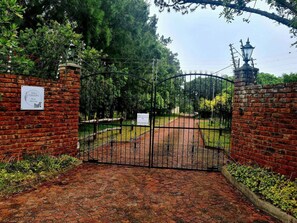 Property grounds - Wild Paradise Flat in Port Elizabeth (Theescombe)