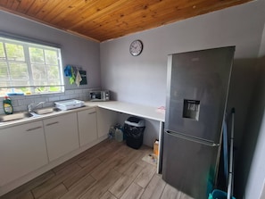 Frigorífico, microondas, placa de cocina y hervidor eléctrico