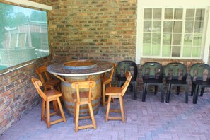 Outdoor dining - Wild Paradise Flat in Port Elizabeth (Theescombe)